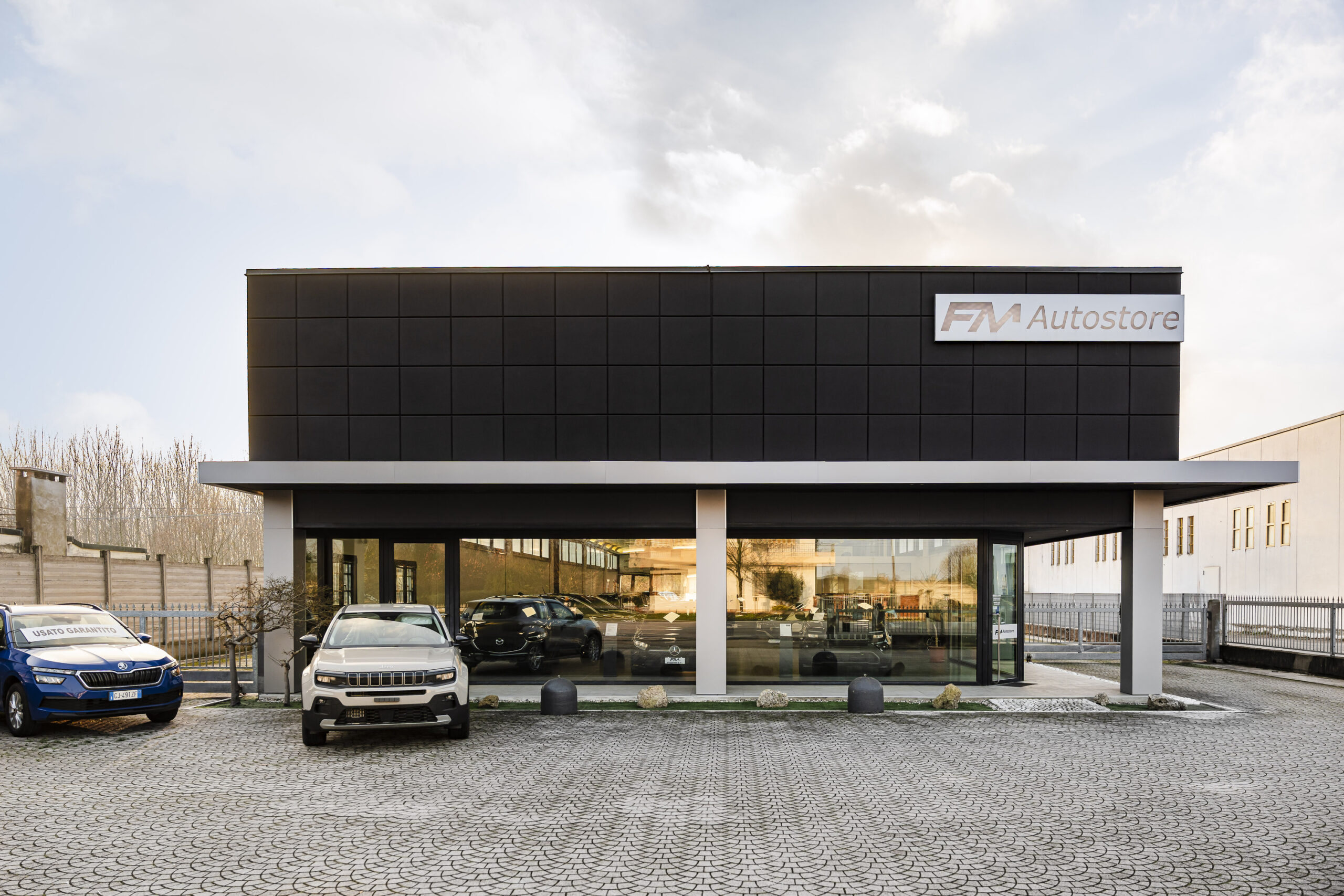 Facciata della concessionaria auto con vetrate e ingresso principale