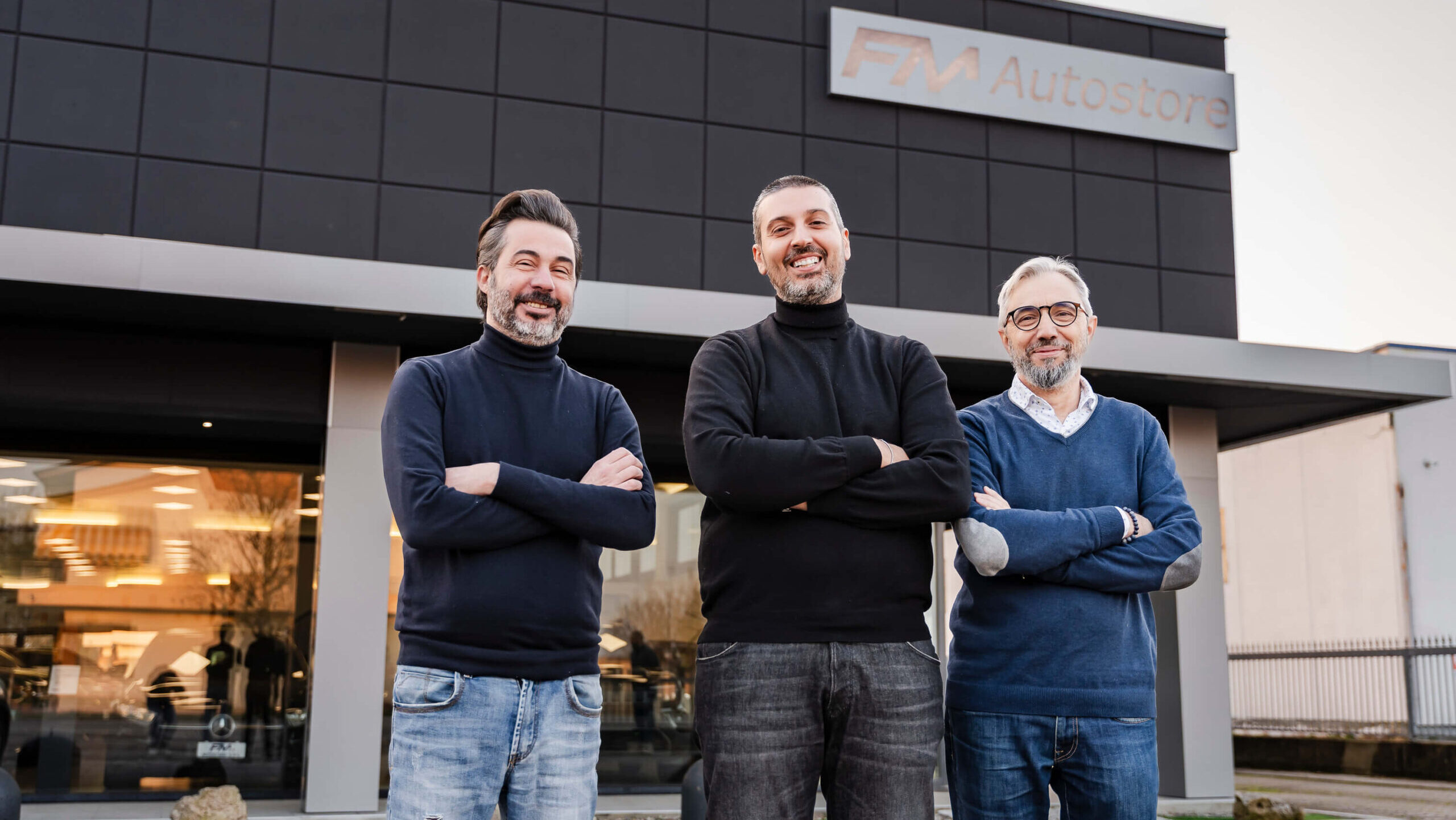 Team FM Autostore davanti alla sede della concessionaria.