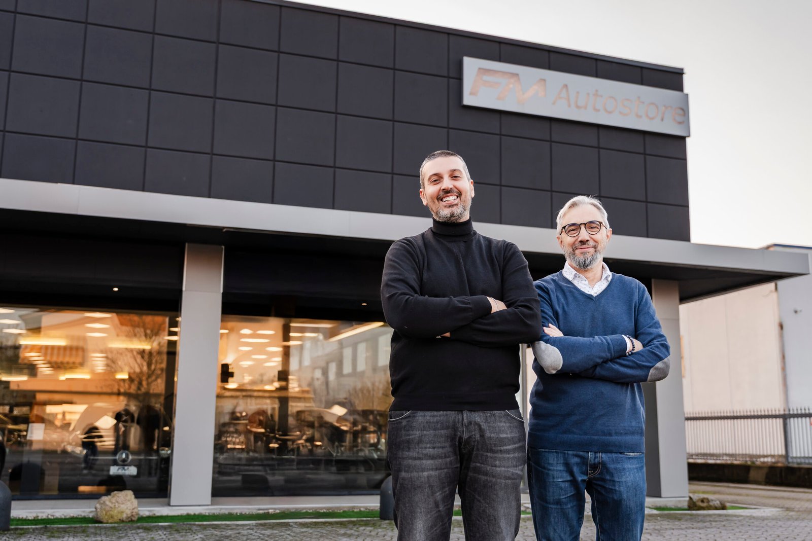 Team FM Autostore davanti alla sede della concessionaria.
